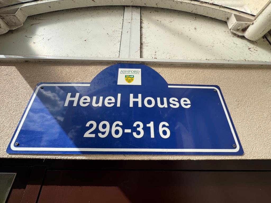 Lot: 166 - TWO-BEDROOM MAISONETTE FOR IMPROVEMENT - Sign